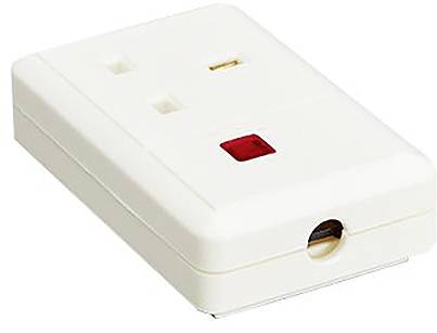 Ein weißer Wandsteckdosenverlängerer mit rotem Anzeigelicht und drei Steckdosen, entwickelt für Elektrosteckdosen.