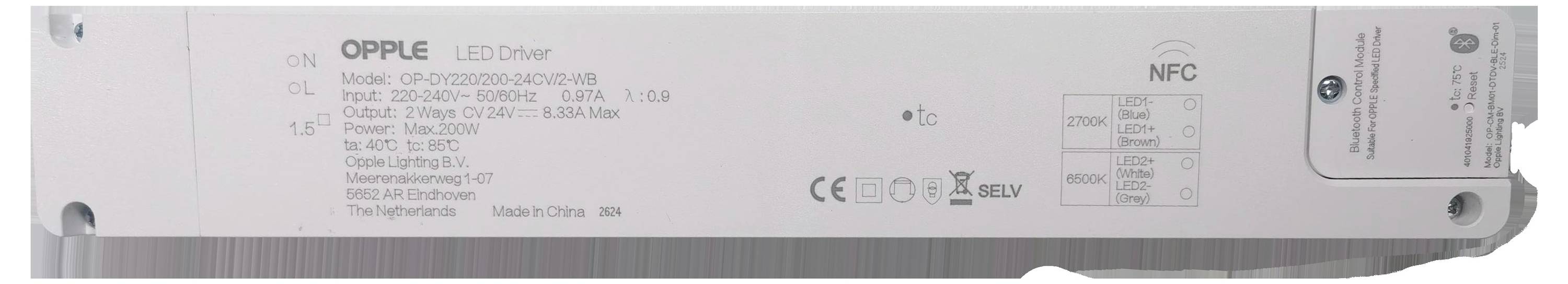 Ein Set für elektrische Fußbodenheizung mit einer aufgerollten Heizmatte, Thermostat, Sensor und schwarzem Rohr, konzipiert für Temperaturregelung und Komfort.