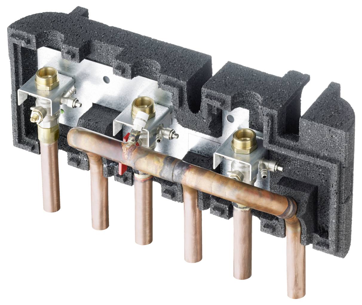 Isolierter Metallverteiler mit Kupferrohren, verwendet für Sanitärinstallationen, mit drei Anschlussöffnungen und schwarzer Schaumstofffüllung.