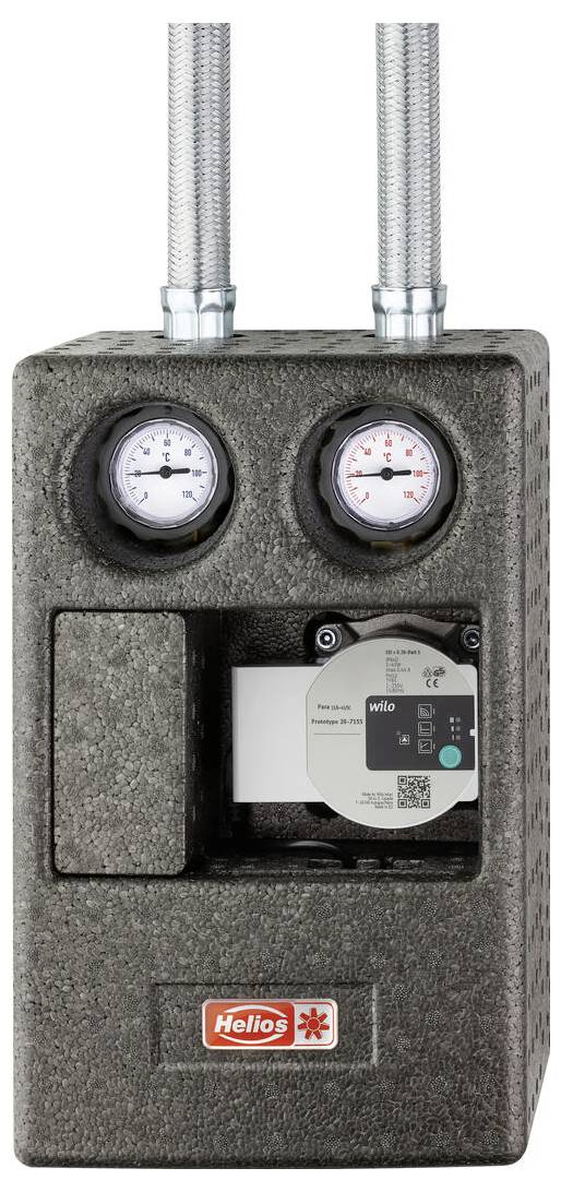 Fußbodenheizungssystem: eine aufgerollte Heizmatte mit rotem Draht, digitales Thermostat, schwarze Kabel und Rohrleitungen, angezeigt auf Millimeterpapier.