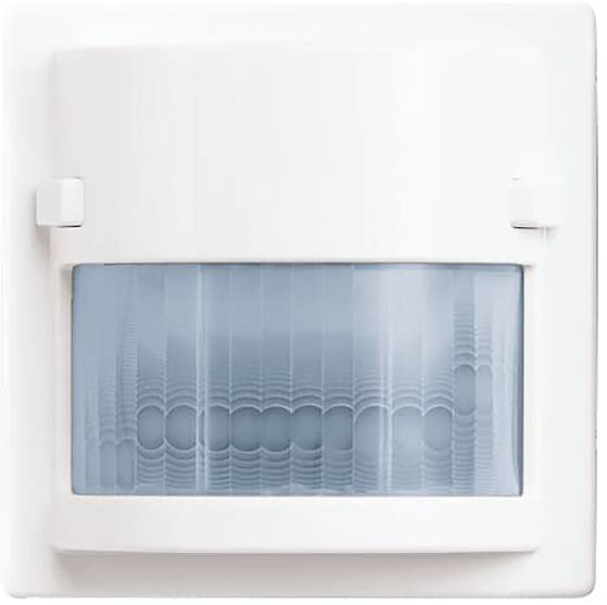 Ein weißer quadratischer Bewegungsmelder mit blaugetöntem Objektiv, entwickelt zur Erfassung von Bewegungen in einem Raum für Sicherheits- oder automatisierte Beleuchtungszwecke.