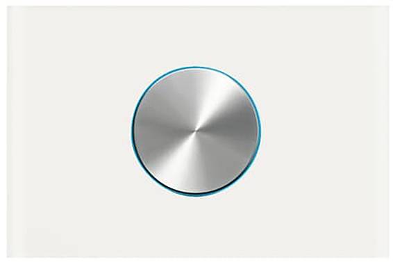 Ein metallischer, kreisförmiger Knopf mit einem blauen LED-Ring auf weißem Hintergrund, was auf Aktivierung oder Interaktion hindeutet.