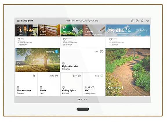 Eine futuristisch aussehende externe Festplatte mit „ADATA
