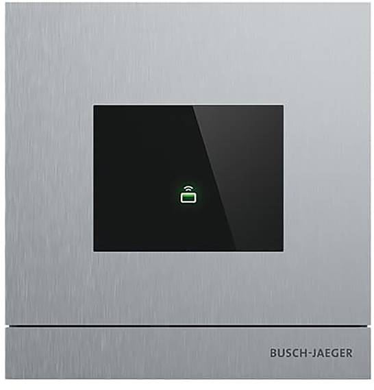 Ein metallisches Busch-Jaeger-Panel mit einem schwarzen Touchscreen, auf dem ein grünes Schlüsselsymbol angezeigt wird, das wahrscheinlich eine digitale Schlossoberfläche anzeigt.