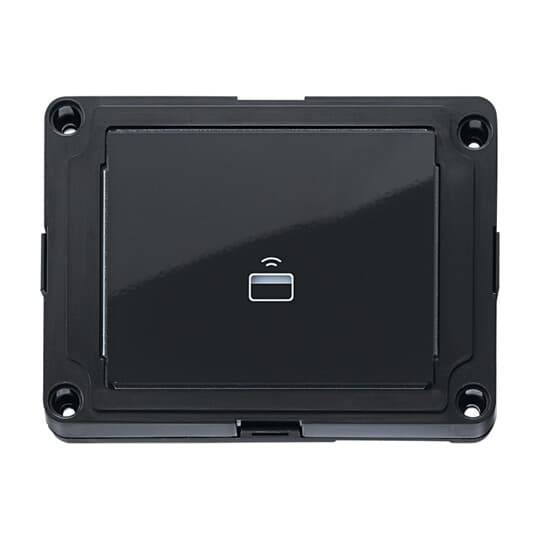 Ein kleines, schwarzes, an der Wand montiertes elektronisches Gerät mit einem Wi-Fi-Symbol auf seiner Oberfläche, das möglicherweise auf Funktionen für drahtlose Konnektivität hinweist.