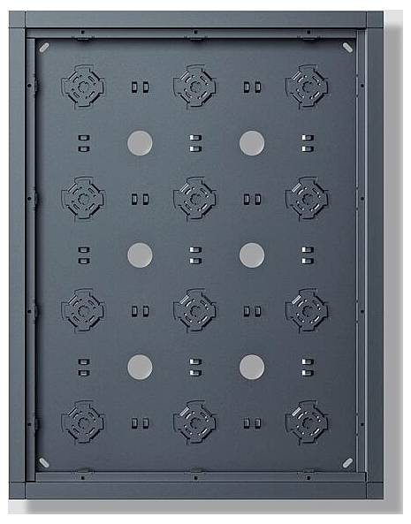 Ein Metallpaneel mit einer gitterförmigen Anordnung von runden Löchern und aufwändigen geometrischen Designs, das für Montage- oder Belüftungszwecke verwendet wird.