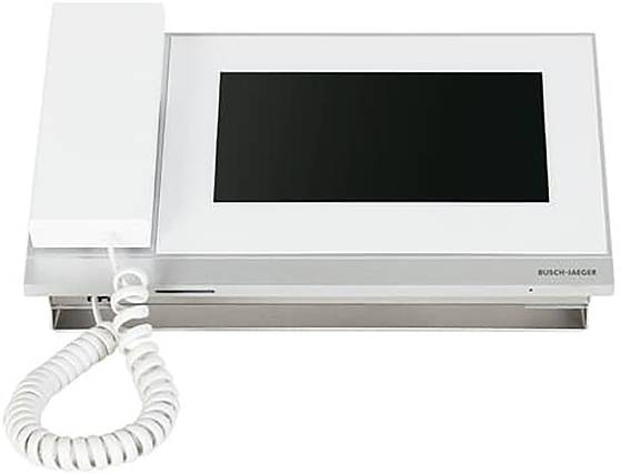 „Ein weißes, wandmontiertes Video-Gegensprechanlage mit Hörer und Bildschirm zum Anschauen und zur Kommunikation, gekennzeichnet mit der Marke ‚Busch-Jaeger'.