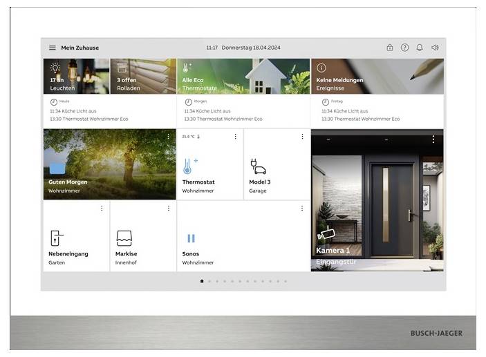 Eine Person kniet nieder, um ein schlankes, rechteckiges elektronisches Gerät in einen Schrank unter einem Fernseher zu stellen, wobei sich Bücher und Dekorationsgegenstände in der Nähe befinden.