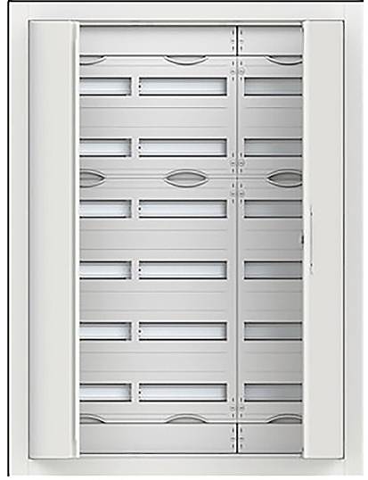 Elektrisches Schaltfeld mit mehreren horizontalen Schlitzen und vertikalen Schienen in einem rechteckigen Metallgehäuse.