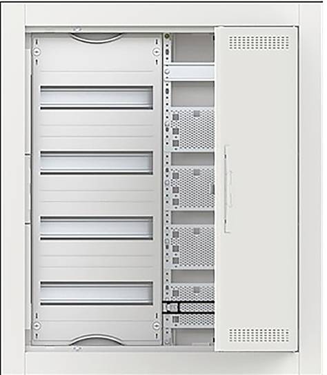 Ein offenes elektrisches Schaltfeld mit mehreren leeren Steckplätzen und einer geschlossenen rechten Tür in einem neutralfarbigen Rahmen.