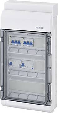 Ein sicherer weißer Elektroverteilungskasten mit transparentem Deckel, der mit Schaltern mit blauer Beschriftung versehen ist und zur Unterbringung von Schutzschaltern verwendet wird.