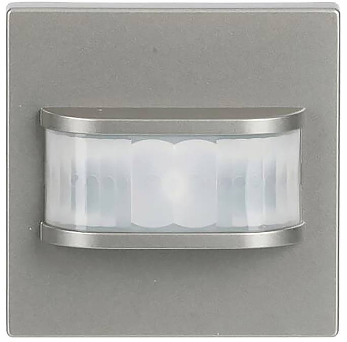 Ein quadratischer, wandmontierter Bewegungsmelder mit metallischem Rahmen und durchsichtiger Abdeckung.