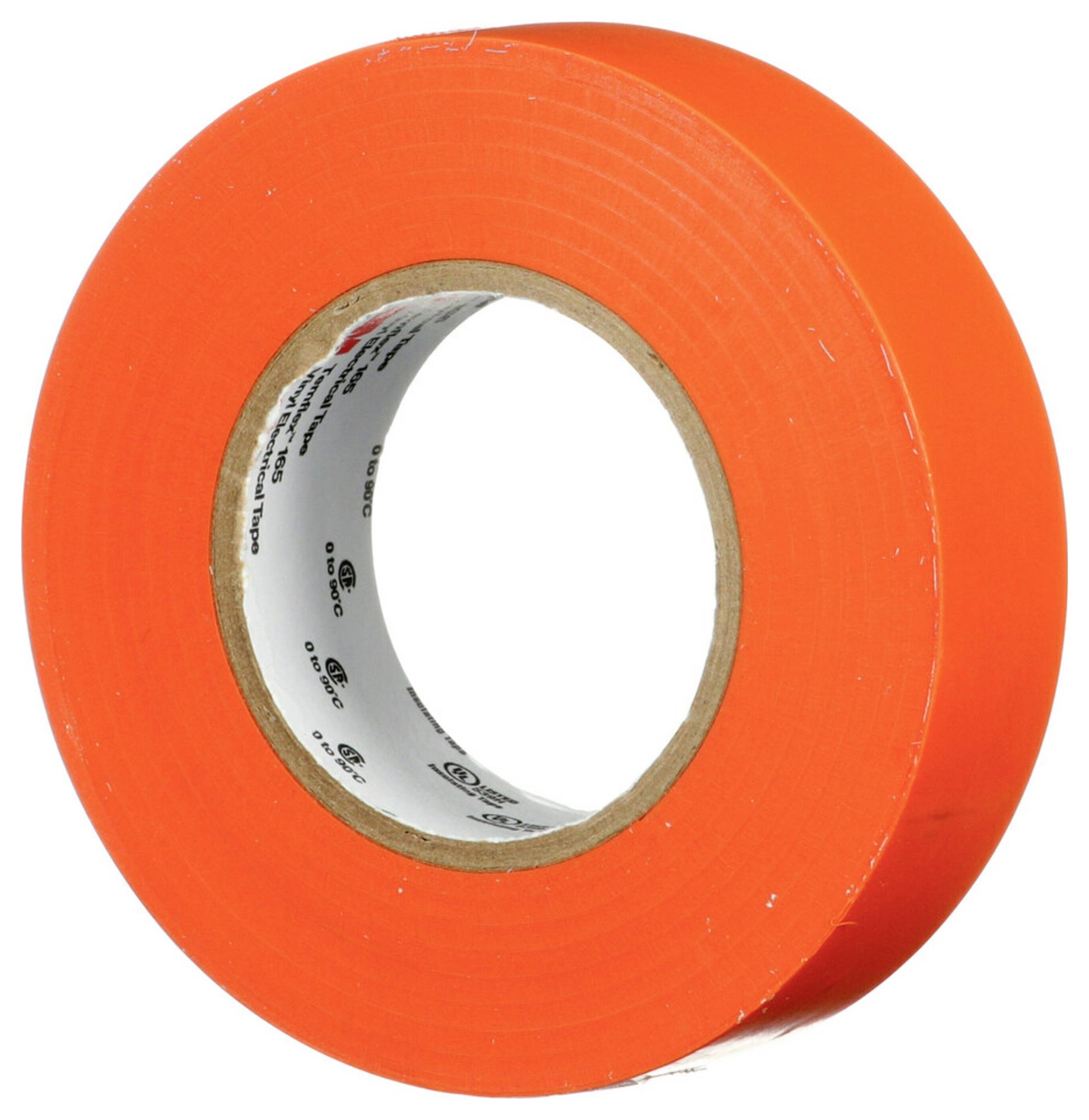 Eine Rolle glänzendes orangefarbenes Klebeband, das die Breite des Bandes und den zentralen Kern zeigt, vor einem einfachen weißen Hintergrund positioniert.