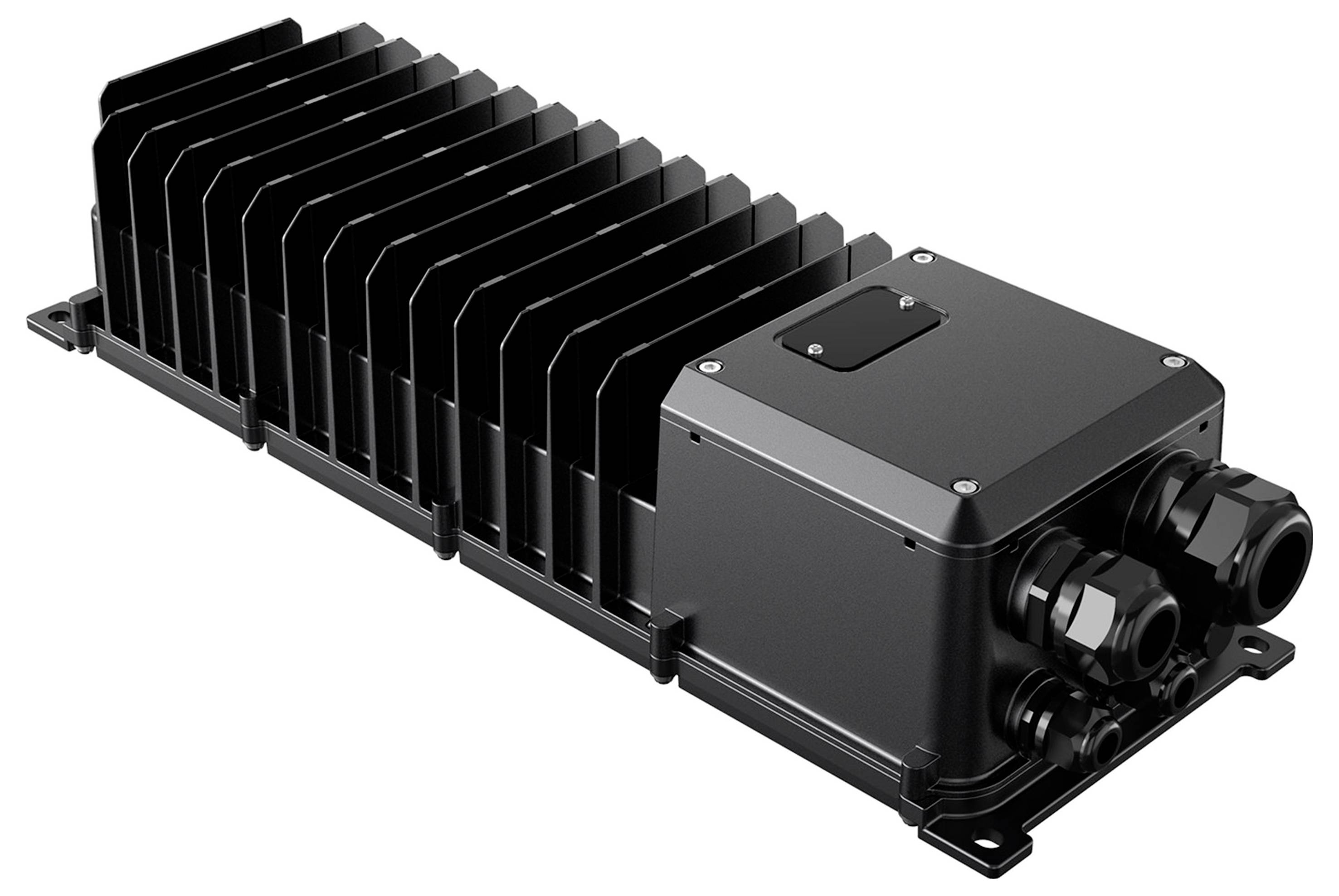 Ein schwarzes elektronisches Gerät mit Kühlrippen und Anschlussanschlüssen, das auf einer Grundplatte montiert ist, wahrscheinlich für industrielle oder technische Anwendungen verwendet.