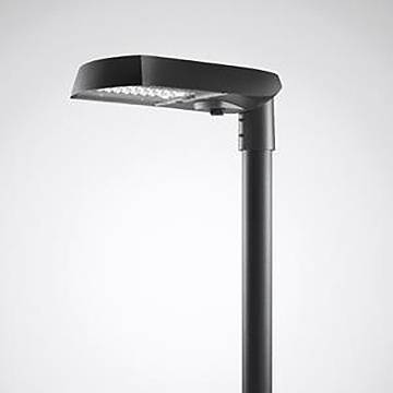 Eine moderne Straßenlaterne mit elegantem schwarzem Design, mit einem geneigtem LED-Kopf auf einem hohen Mast vor einem einfachen grauen Hintergrund.