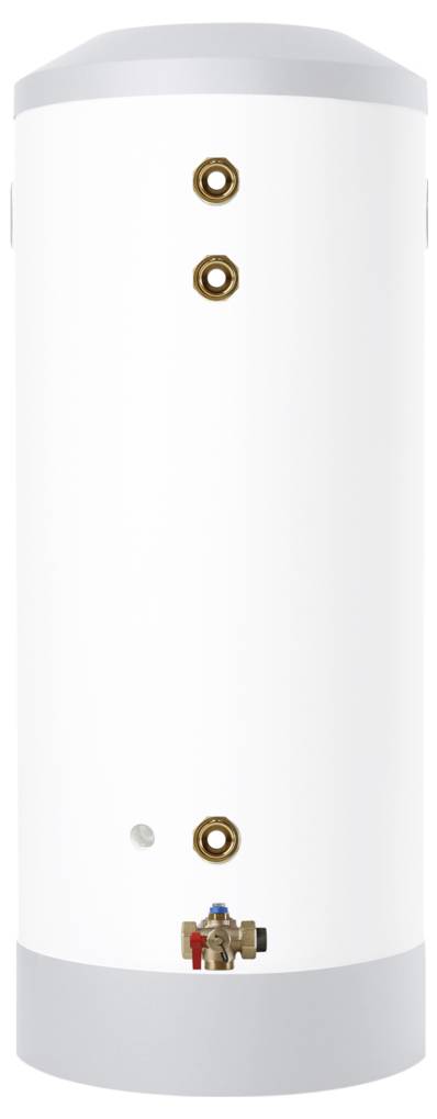 Ein weißer, zylindrischer Warmwasserspeicher mit zwei sichtbaren Ventilen und einem unteren Steuerungsmechanismus, vor einem einfachen Hintergrund aufgestellt.
