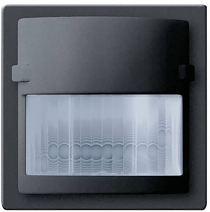 Ein schwarzer wandmontierter Bewegungsmelder mit abgerundeter, durchscheinender Abdeckung, der Bewegungen zu Sicherheits- oder Automatisierungszwecken erkennt.