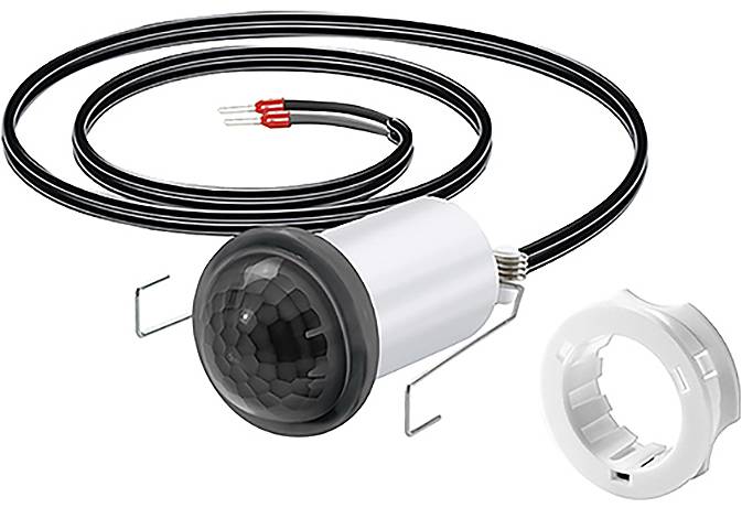 Ein Infrarot-Bewegungsmelder mit schwarzer Linse, Metallmontagehalterungen und weißem Kunststoffgehäuse. Er verfügt über einen zweipoligen Stecker für die Installation.