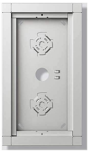 Ein rechteckiges Metallstromverteilerfeld mit Befestigungsschlitzen und einem zentralen runden Loch, umrahmt von vier Eckklammern.