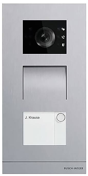 Ein schlankes silberfarbenes Gegensprechanlage-Bedienfeld mit einer Kamera, einem Lautsprecher und einem Knopf; das Namensschild trägt die Aufschrift „J. Krause
