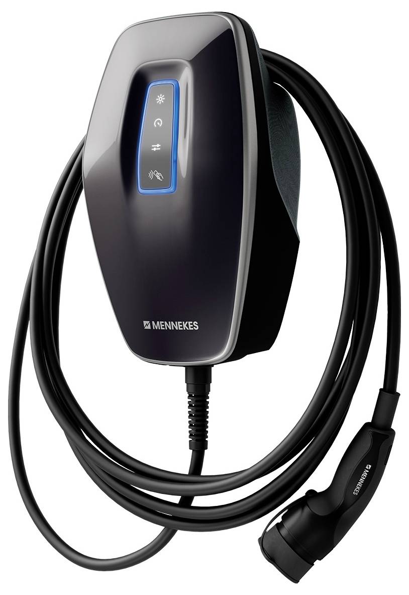 Eine schwarze und graue Elektrofahrzeug-Ladestation (EV) mit aufgewickeltem Kabel und Stecker. Der Markenname „MENNEKES