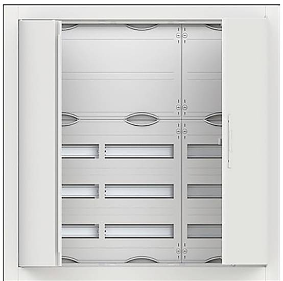 Ein weißes, offenes Elektropanel mit beiden sichtbaren Türen, das mehrere horizontale Schlitze und Griffe an den Türen aufweist.
