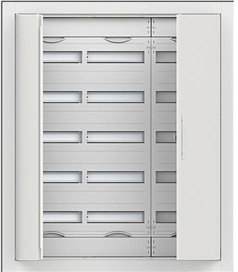 Drei weiße Elektrosteckdosen in einer geneigten Reihe auf einem weißen Paneel mit dem Text 