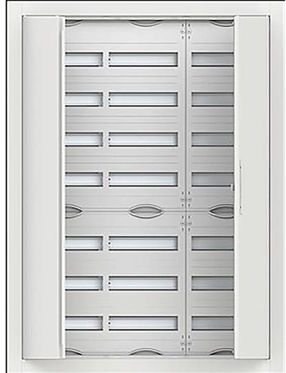 Ein rechteckiger weißer Elektrokasten mit Vertiefung und Befestigungslöchern, bestimmt zur sicheren Unterbringung von elektrischen Komponenten oder Geräten.