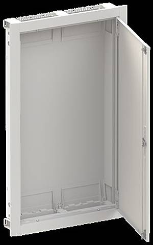 Ein offener, leerer Metallschrank mit einer Schwenktür, möglicherweise zur Installation von Elektro- oder Netzwerkausrüstung.