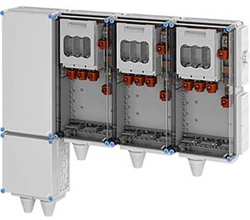 Drei miteinander verbundene, rechteckige elektrische Gehäuse mit offenen Abdeckungen, die rote und metallische Komponenten im Inneren zeigen.