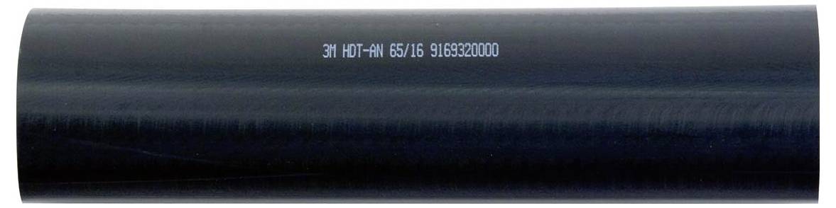 Ein schwarzes zylindrisches Rohr mit weißem Text, der sich über seine Länge erstreckt und 
