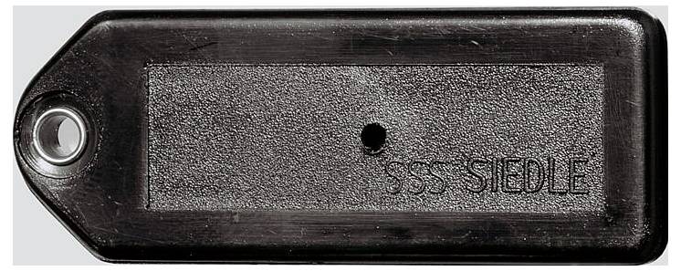 Ein Modellhubschrauber mit roten, orangefarbenen und gelben Streifen mit der Bezeichnung „FliteZone