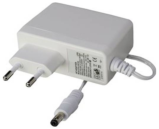 Ein weißer Stromadapter mit zwei runden Stiften und einem angeschlossenen Kabel mit zylindrischem Stecker, geeignet für kleine elektronische Geräte.