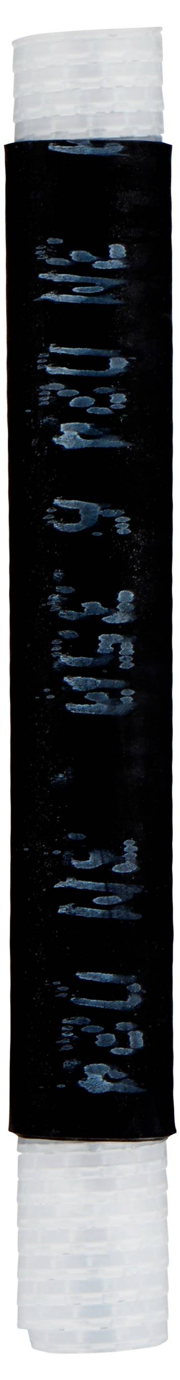 Ein schwarzes aufgerolltes Objekt mit blauem Text, auf dem 