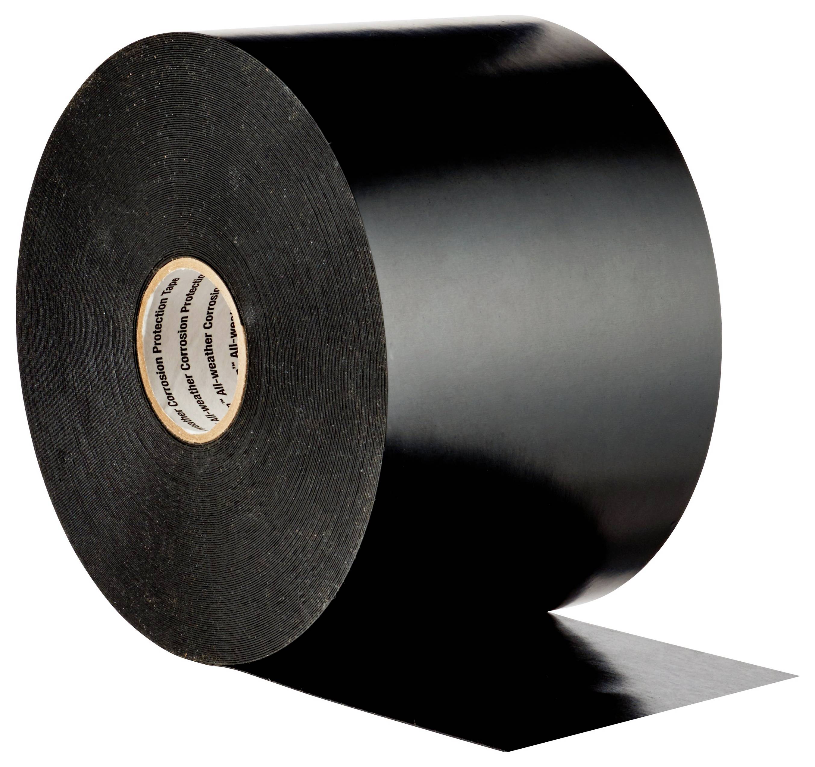 Eine große Rolle schwarzes Klebeband wird leicht abgerollt, wobei ihre Dicke und Textur sichtbar werden. Der innere Kern zeigt Text mit Herstellerinformationen.