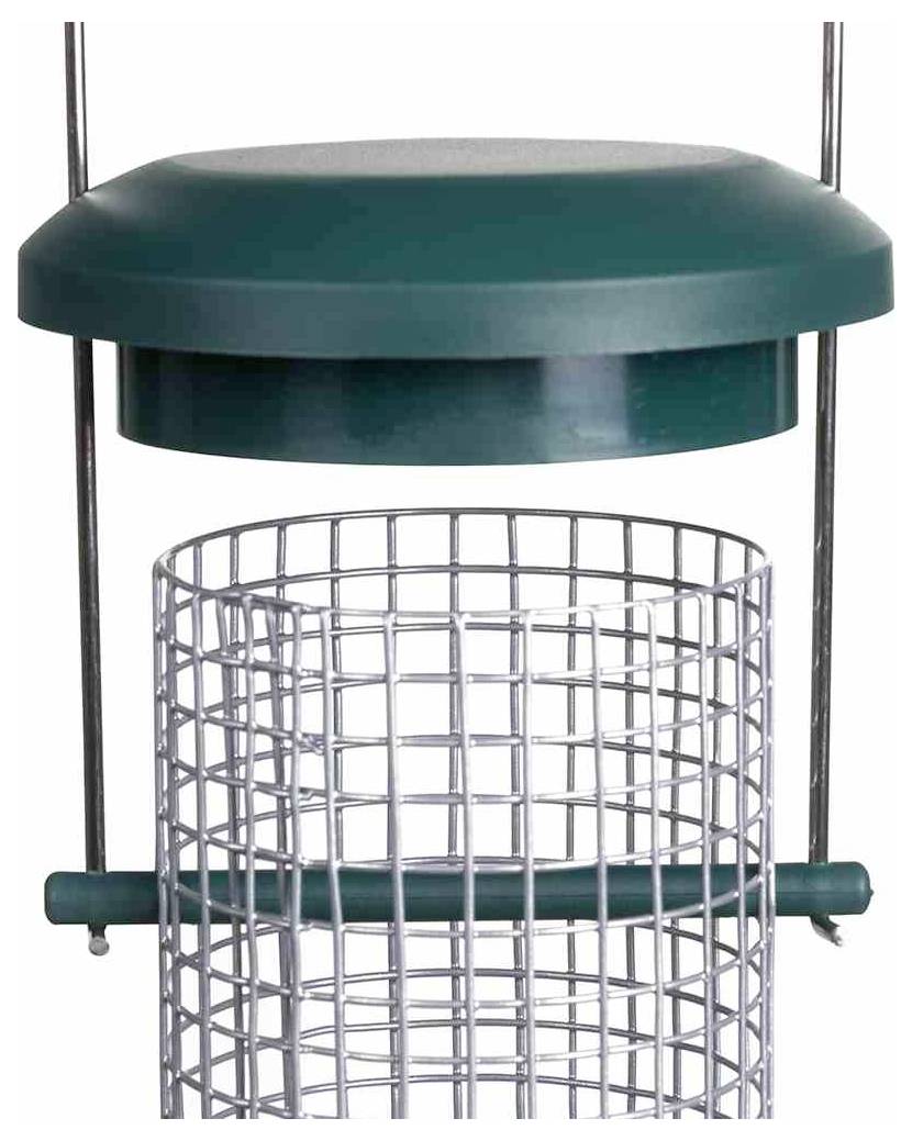 Ein Vogelfutterhaus mit grüner Abdeckung und metallischem Gitterdesign darunter, bestimmt zum Halten von Samen, isoliert auf weißem Hintergrund dargestellt.