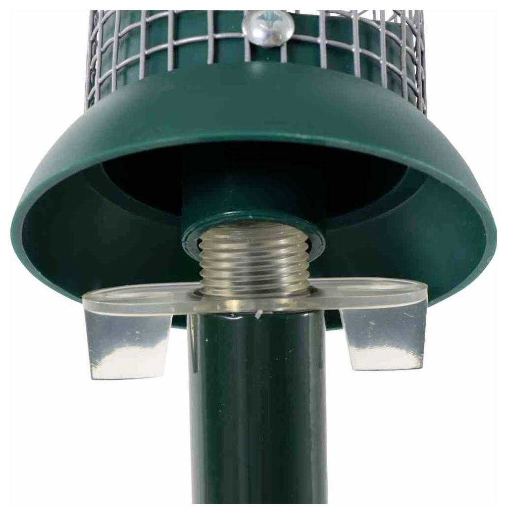 Nahaufnahme eines grünen Outdoor-Vogelfutterhauses, die die Basis mit einer verschraubbaren Befestigung zur Montage auf einem Pfosten zeigt. Metallgitter oben zum Halten von Vogelfutter.