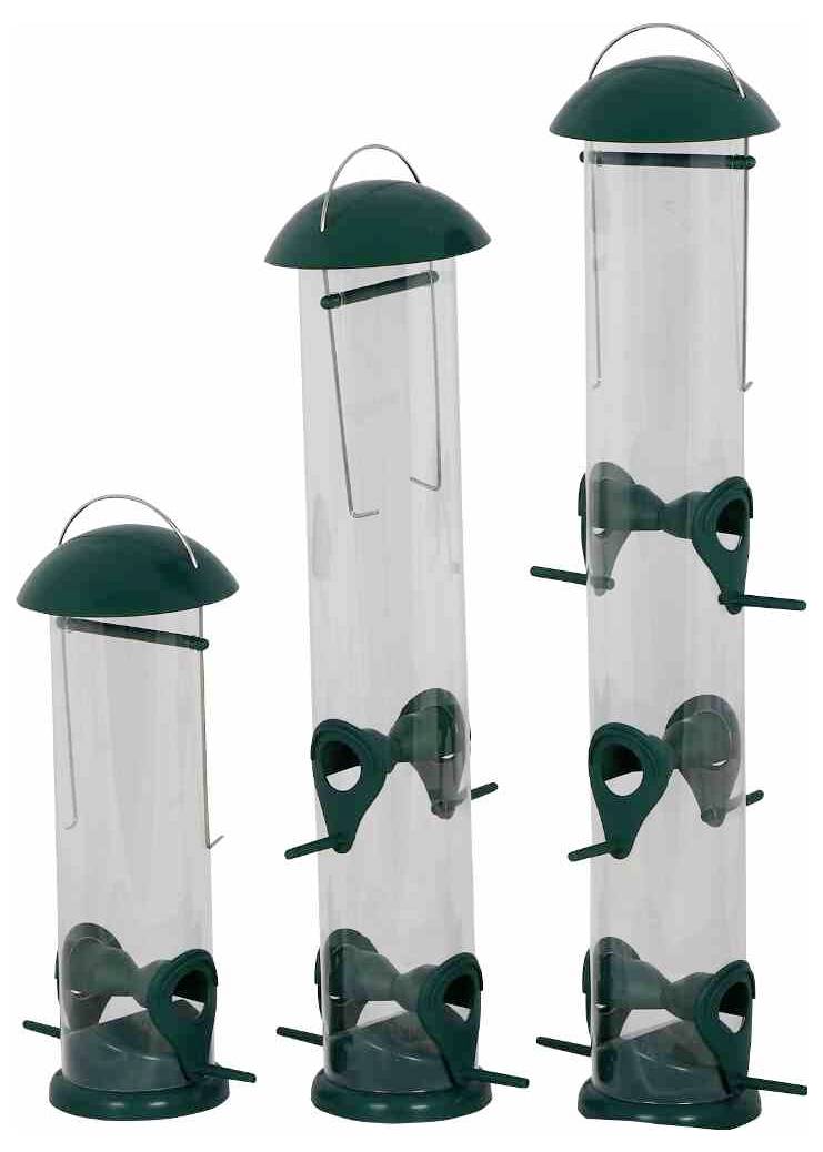 Drei transparente Vogelfutterboxen mit grünen Deckeln und Sitzstangen, unterschiedlich in der Höhe, konzipiert für die Vogelfütterung im Freien.