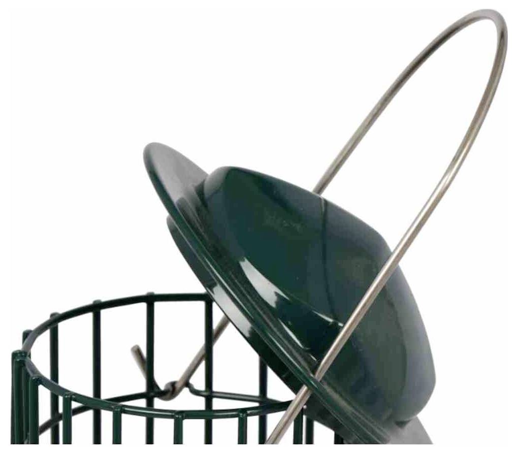 Ein grüner Metallfutterautomaten für Vögel mit abnehmbarem Deckel, mit einer stabilen Metallschlaufe zum Aufhängen.