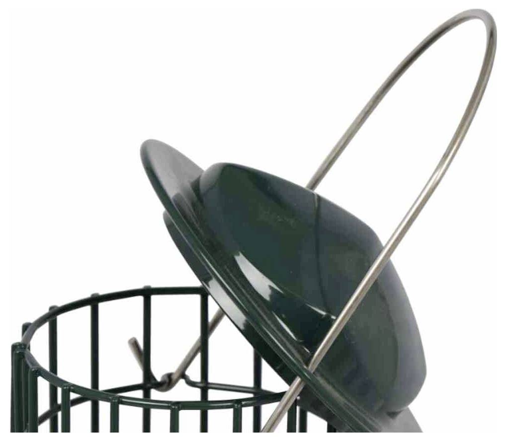 Eine Nahaufnahme eines Vogelfutterhauses mit metallischem Käfig und Schutzdecke, das für die Verwendung im Freien konzipiert ist.