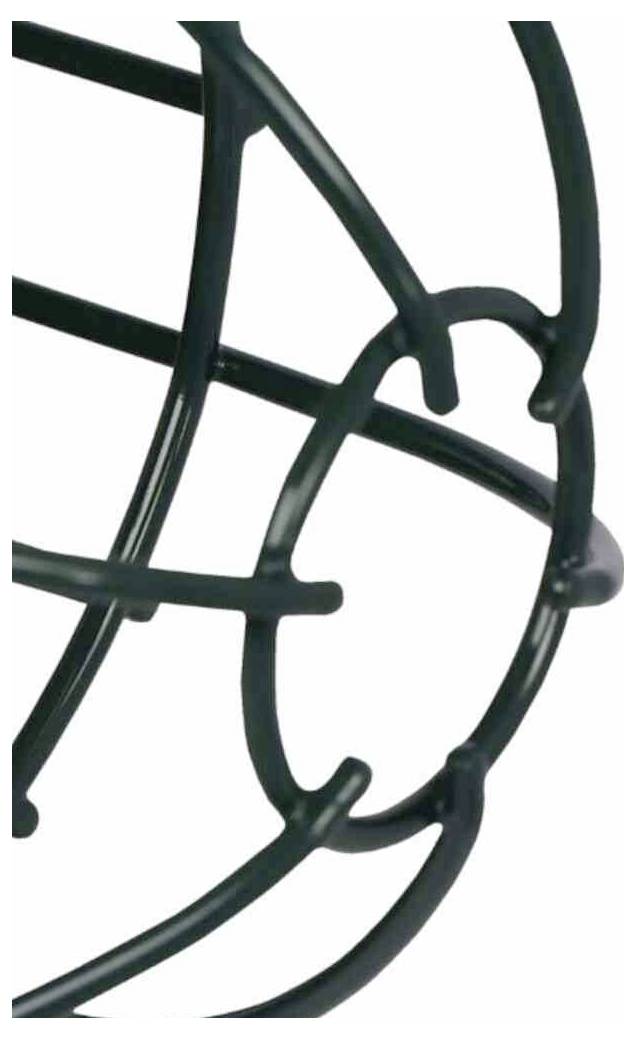 Nahaufnahme einer schwarzen Metallgitterstruktur, die ineinandergreifende kreisförmige Schleifen zeigt.