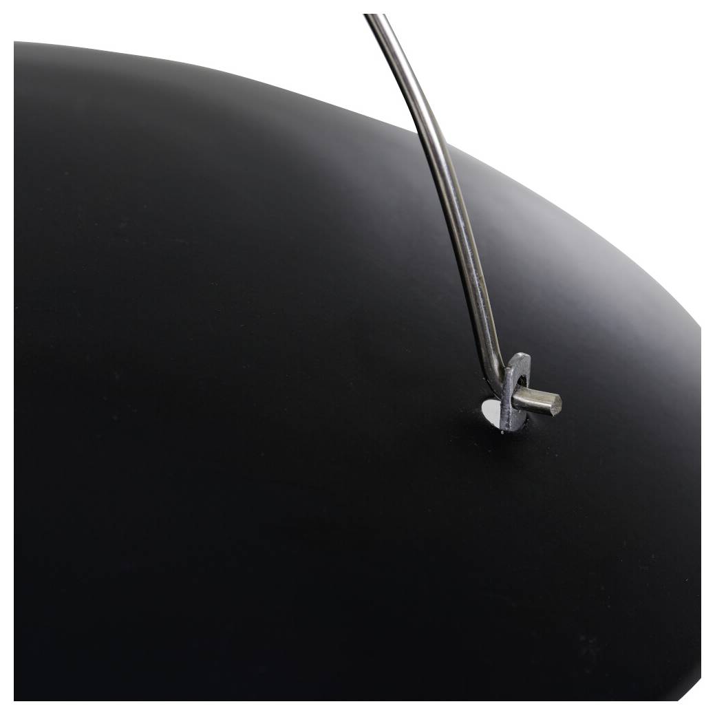 Nahaufnahme einer schwarzen Oberfläche, die an einem schlanken Metallstab befestigt ist und einen Teil eines Objekts mit minimalem Design zeigt.