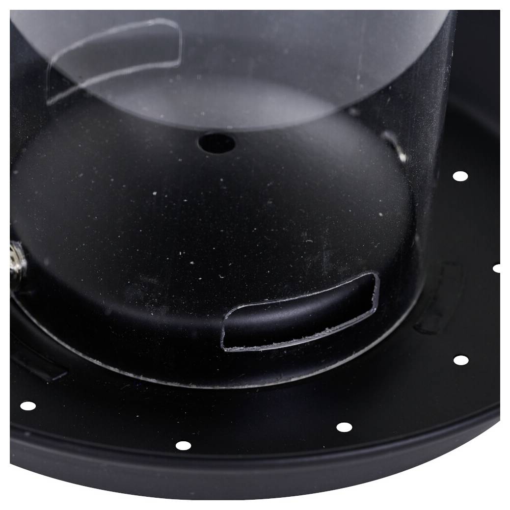 Eine schwarze kreisförmige Kunststoffkomponente mit einem zylindrischen inneren Abschnitt, mit einem kleinen Loch und Schlitzen versehen, wahrscheinlich ein Teil eines größeren Geräts.