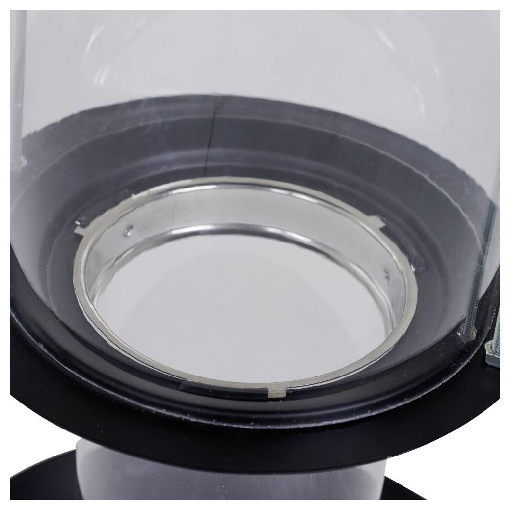 Nahaufnahme eines sauberen, transparenten Glascontainers mit einer Metallkante, von oben betrachtet, zeigt seine kreisförmige Öffnung und reflektierende Oberfläche.