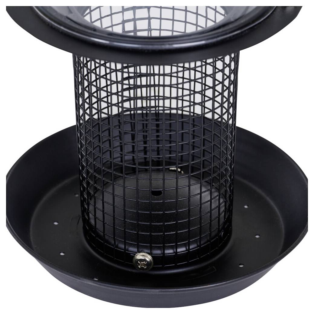 Ein zylindrischer schwarzer Vogelfutterplatz mit einem Maschengeflecht-Design, geeignet für den Außenbereich, entwickelt zum Halten von Samen und um Vögeln einen einfachen Zugang zu ermöglichen.