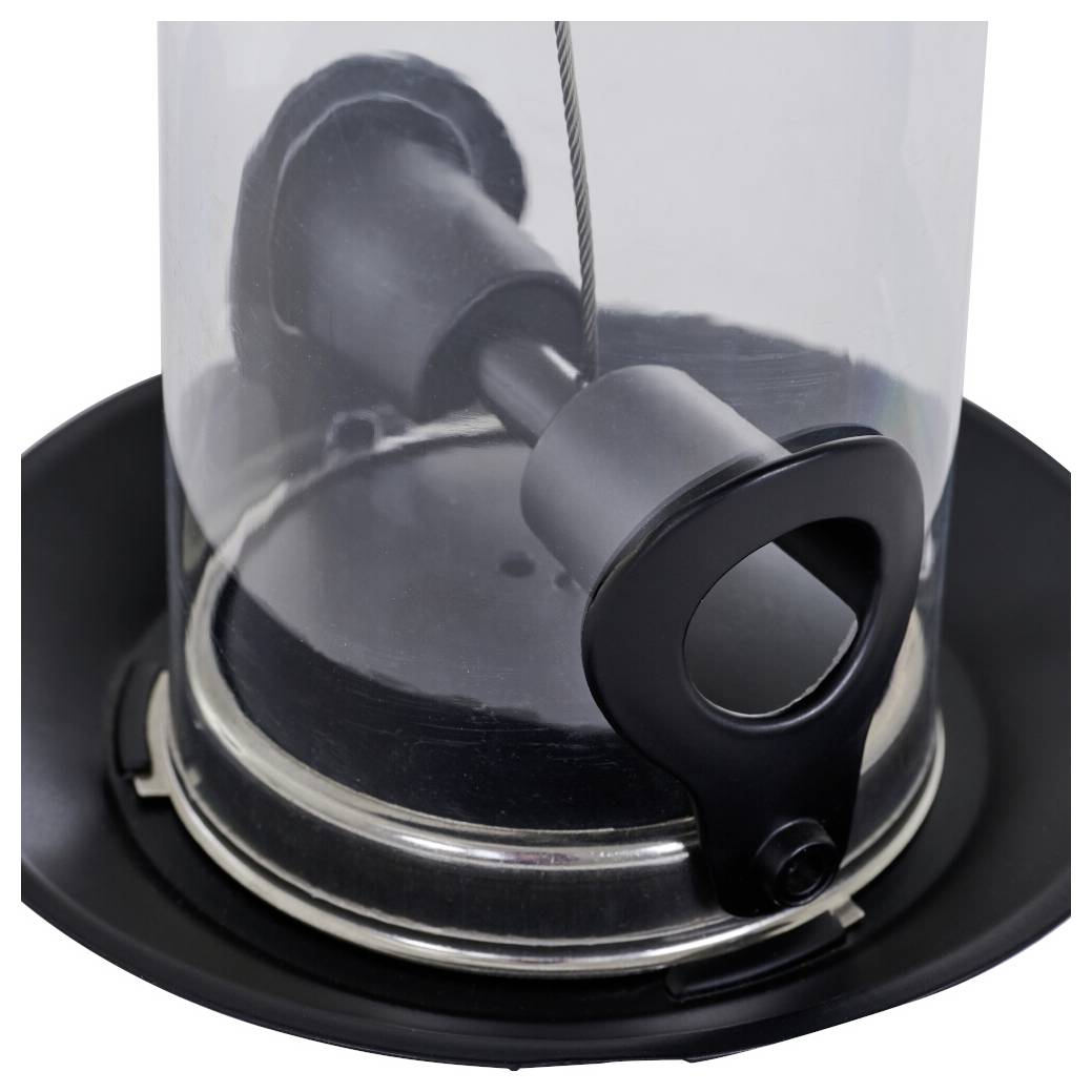 Eine Nahaufnahme eines zylindrischen Vogelfutterhauses mit durchsichtigem Gehäuse und dunkler Basis, mit einer angebrachten Schlaufe zum Aufhängen.