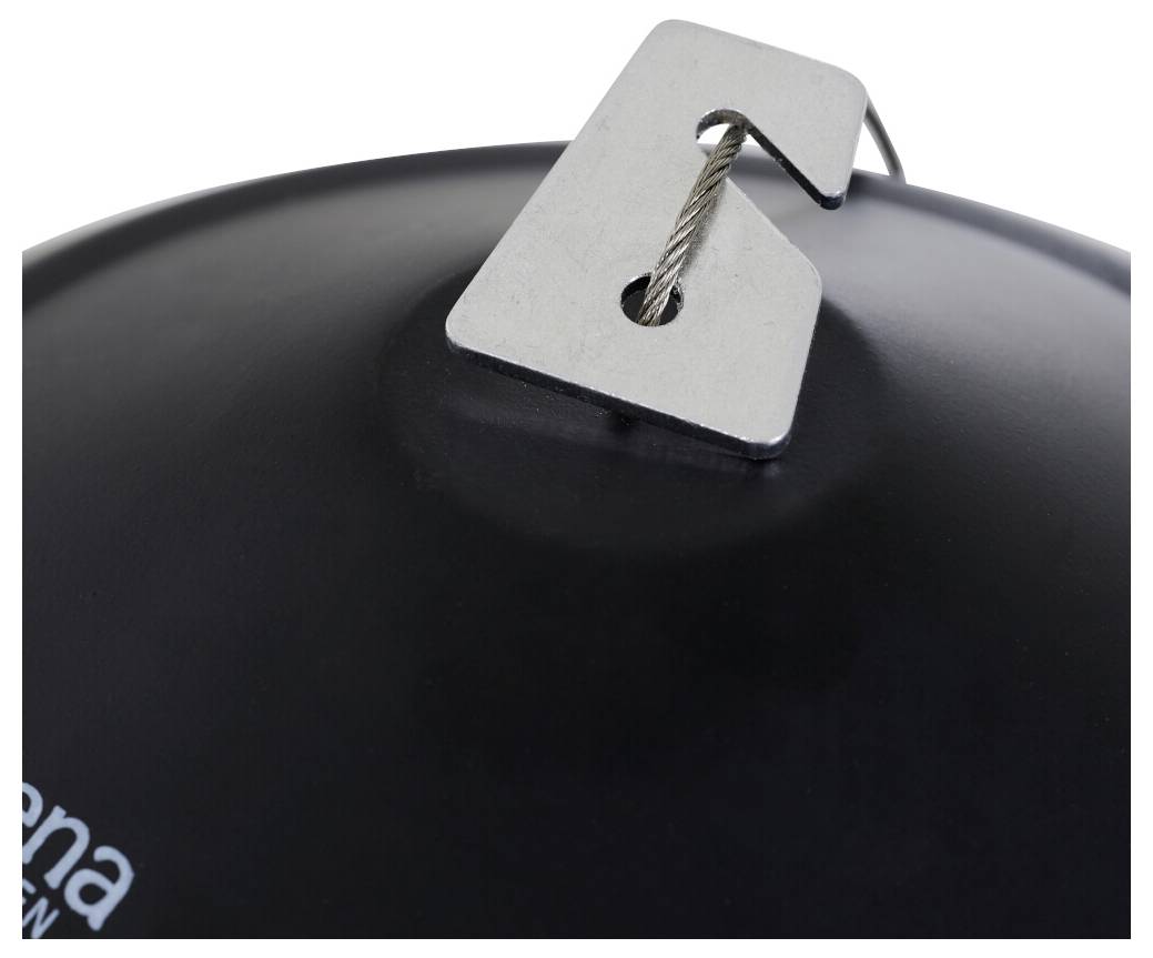 „Eine Nahaufnahme eines schwarzen Deckels mit einem Metallhaken und einem Kabel, Teil eines unidentifizierten Objekts.