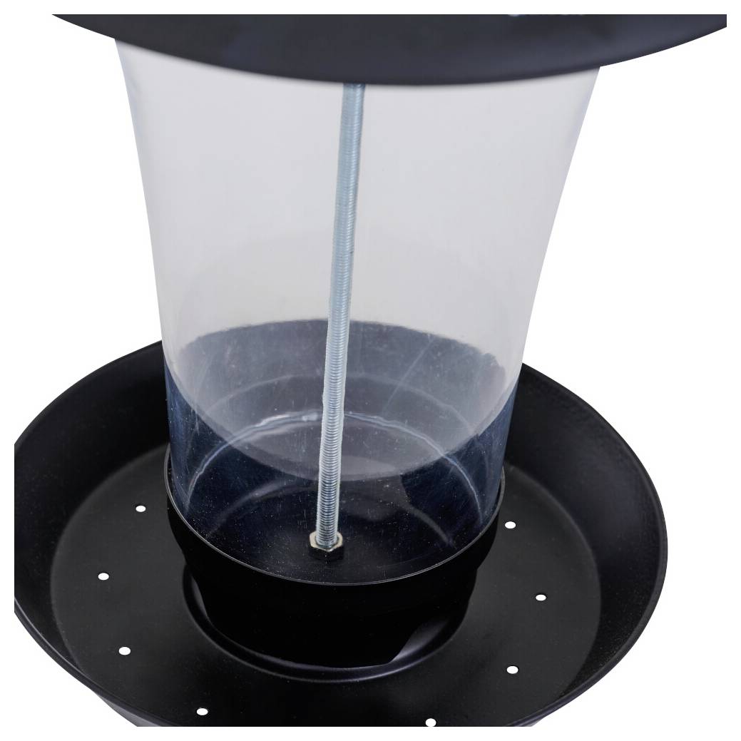 Eine Nahaufnahme eines durchsichtigen Kunststoff-Vogelfutterhauses mit schwarzem Sockel, das zum Halten von Vogelfutter konzipiert ist und kleine Drainagelöcher am Boden aufweist.