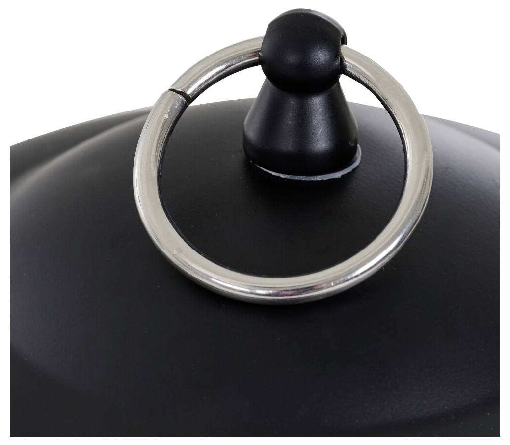 Eine Nahaufnahme eines schwarzen Topfdeckels mit einem Metallringgriff, zentriert auf dem Griff vor weißem Hintergrund.