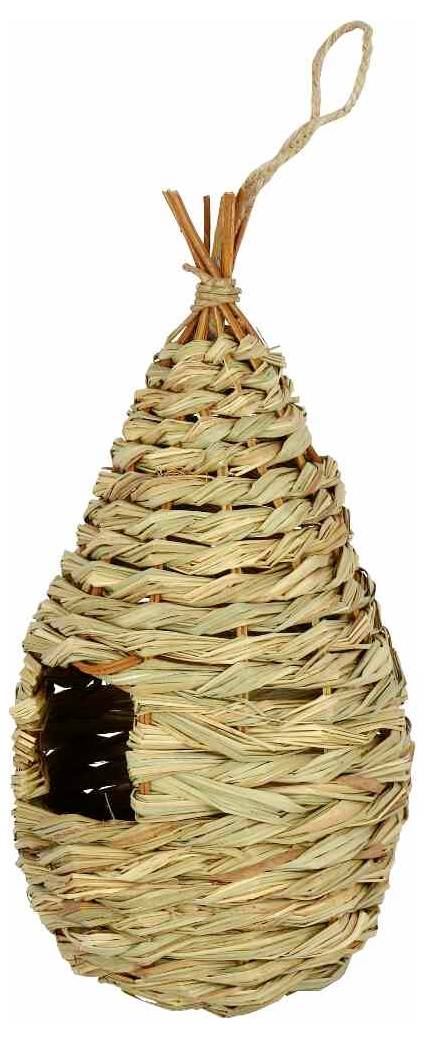 Ein geflochtenes Strohvogelhaus mit einer tropfenförmigen Form und einem kreisförmigen Einflugsloch, das zum Aufhängen im Freien konzipiert ist.